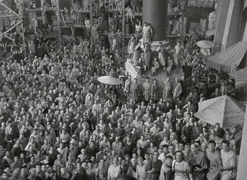 Movie still from “Julius Caesar” (1953), directed by Joseph L. Mankiewicz – A large group of people are gathered around a statue; Extreme Wide shot, High angle