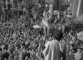 Movie still from “Julius Caesar” (1953), directed by Joseph L. Mankiewicz – A crowd of people standing in front of a statue; Extreme Wide shot, High angle