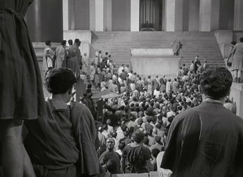 Movie still from “Julius Caesar” (1953), directed by Joseph L. Mankiewicz – A crowd of people gathered in front of a building; Extreme Wide shot, High angle