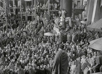 Movie still from “Julius Caesar” (1953), directed by Joseph L. Mankiewicz – A large group of people are gathered together in a building; Extreme Wide shot, High angle