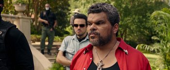 Movie still from “Keanu” (2016), directed by Peter Atencio – A man in a red jacket and a man in sunglasses; Close Up shot, Over the shoulder angle