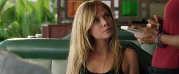 Movie still from “Kidnap” (2017), directed by Luis Prieto – A woman sitting in a chair looking up at the sky; Close Up shot, Over the shoulder angle