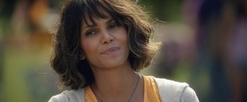 Movie still from “Kidnap” (2017), directed by Luis Prieto – A woman with brown hair wearing a yellow shirt; Close Up shot, Over the shoulder angle