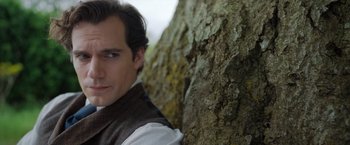 Movie still from “Enola Holmes” (2020), directed by Harry Bradbeer – A person leaning against a tree; Close Up shot, Over the shoulder angle