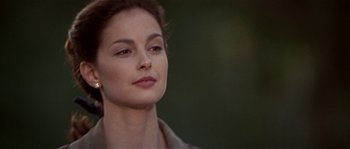 Movie still from “Kiss the Girls” (1997), directed by Gary Fleder – A woman's face with a green background; Close Up shot, Over the shoulder angle