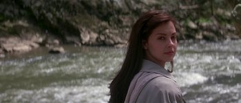 Movie still from “Kiss the Girls” (1997), directed by Gary Fleder – A woman standing in front of a body of water; Close Up shot, Over the shoulder angle
