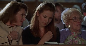 Movie still from “Kissing Jessica Stein” (2001), directed by Charles Herman-Wurmfeld – A woman is reading a book in front of other people; Close Up shot, High angle