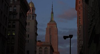 Movie still from “Kissing Jessica Stein” (2001), directed by Charles Herman-Wurmfeld – The empire state building is lit up in green; Extreme Wide shot, Low angle