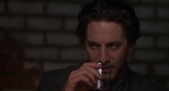 Movie still from “Kissing Jessica Stein” (2001), directed by Charles Herman-Wurmfeld – A person holding a glass of wine; Close Up shot, Over the shoulder angle