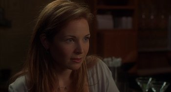 Movie still from “Kissing Jessica Stein” (2001), directed by Charles Herman-Wurmfeld – A woman sitting in front of a book shelf; Close Up shot, Over the shoulder angle