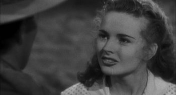 Movie still from “Kissing Jessica Stein” (2001), directed by Charles Herman-Wurmfeld – An old black and white photo of a young woman; Close Up shot, Over the shoulder angle
