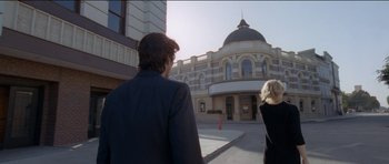 Movie still from “Knight of Cups” (2015), directed by Terrence Malick – A man and a woman walking in front of a building; Wide shot, Low angle