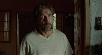 Movie still from “Everybody Knows” (2018), directed by Asghar Farhadi – A person wearing a white shirt in a room; Close Up shot, Over the shoulder angle