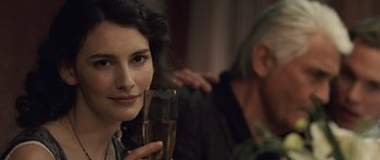 Movie still from “Last Chance Harvey” (2008), directed by Joel Hopkins – A person holding a glass of wine; Close Up shot, Over the shoulder angle