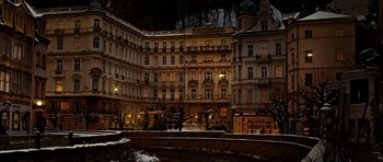 Movie still from “Last Holiday” (2006), directed by Wayne Wang – A large building with a fountain in the middle of it; Extreme Wide shot, High angle