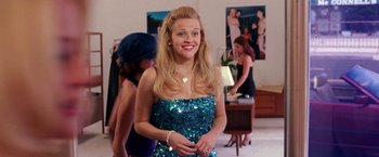 Movie still from “Legally Blonde” (2001), directed by Robert Luketic – A woman in a blue dress standing in a room; Medium shot, Over the shoulder angle