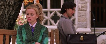 Movie still from “Legally Blonde” (2001), directed by Robert Luketic – A man and a woman sitting back to back on a park bench; Medium shot, Over the shoulder angle