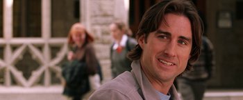 Movie still from “Legally Blonde” (2001), directed by Robert Luketic – A person smiling with people in the background; Close Up shot, Over the shoulder angle