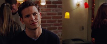 Movie still from “Legally Blonde” (2001), directed by Robert Luketic – A man that is sitting down in a room; Close Up shot, Over the shoulder angle