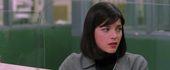 Movie still from “Legally Blonde” (2001), directed by Robert Luketic – A person sitting in front of a window; Close Up shot, Over the shoulder angle