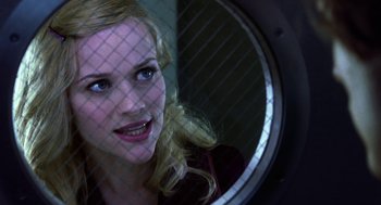 Movie still from “Legally Blonde 2: Red, White & Blonde” (2003), directed by Charles Herman-Wurmfeld – A woman with blonde curly hair looking into a mirror; Close Up shot, Over the shoulder angle