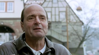 Movie still from “Little Dieter Needs to Fly” (1997), directed by Werner Herzog – An older man is looking at the camera; Close Up shot, Low angle