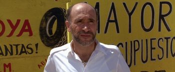 Movie still from “Lone Star” (1996), directed by John Sayles – A man in a white shirt is standing in front of a yellow sign; Close Up shot, Low angle
