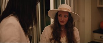 Movie still from “Love, Simon” (2018), directed by Greg Berlanti – A woman wearing a white hat and a sweater; Close Up shot, Over the shoulder angle