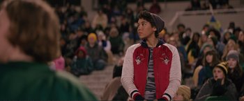 Movie still from “Love, Simon” (2018), directed by Greg Berlanti – A person standing in front of a crowd of people; Medium shot, Over the shoulder angle