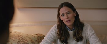 Movie still from “Love, Simon” (2018), directed by Greg Berlanti – A woman sitting on a couch in a living room; Close Up shot, Over the shoulder angle