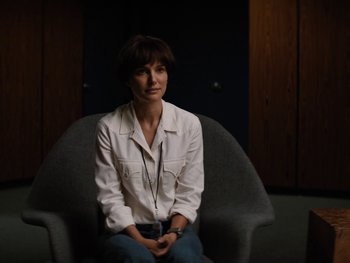 Movie still from “Lucy in the Sky” (2019), directed by Noah Hawley – A woman sitting on a chair in a room; Medium shot, Over the shoulder angle