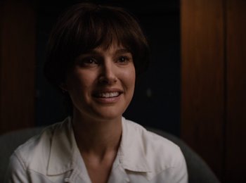 Movie still from “Lucy in the Sky” (2019), directed by Noah Hawley – A person wearing a white shirt; Close Up shot, Over the shoulder angle