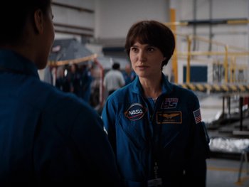 Movie still from “Lucy in the Sky” (2019), directed by Noah Hawley – A woman in a nasa uniform talking to a man in an astronaut suit; Medium shot, Over the shoulder angle