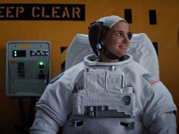 Movie still from “Lucy in the Sky” (2019), directed by Noah Hawley – A woman dressed in a space suit is smiling; Medium shot, Overhead angle