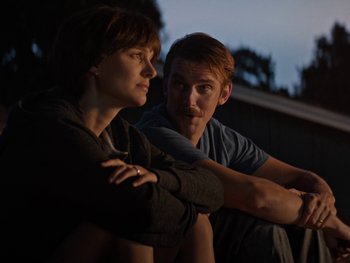 Movie still from “Lucy in the Sky” (2019), directed by Noah Hawley – A man and a woman sitting next to each other; Medium shot, Low angle