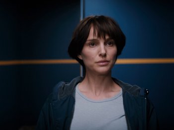 Movie still from “Lucy in the Sky” (2019), directed by Noah Hawley – A woman with short brown hair wearing a blue jacket; Close Up shot, Low angle