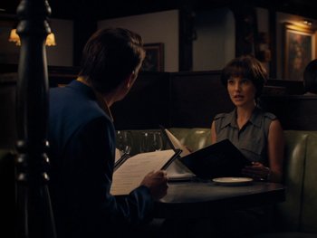 Movie still from “Lucy in the Sky” (2019), directed by Noah Hawley – A man and a woman are sitting at a table; Medium shot, Over the shoulder angle