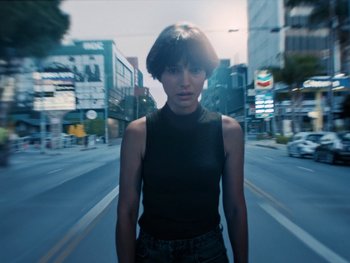 Movie still from “Lucy in the Sky” (2019), directed by Noah Hawley – A woman standing on the side of the street; Medium shot, Low angle