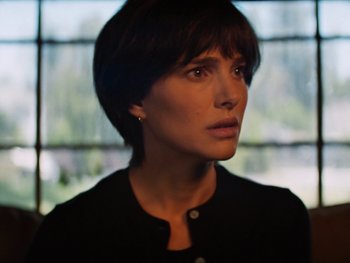 Movie still from “Lucy in the Sky” (2019), directed by Noah Hawley – A person with short brown hair; Close Up shot, Over the shoulder angle