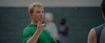 Movie still from “Made of Honor” (2008), directed by Paul Weiland – A man in a green t - shirt talking to a crowd of onlookers; Close Up shot, Over the shoulder angle