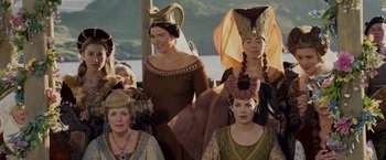 Movie still from “Made of Honor” (2008), directed by Paul Weiland – A group of people in medieval clothing standing next to each other; Medium shot, Low angle