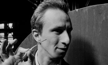 Movie still from “Man Bites Dog” (1992), directed by Benoît Poelvoorde – A black and white photo of a man getting his hair cut; Close Up shot, Low angle