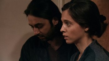 Movie still from “Man Push Cart” (2005), directed by Ramin Bahrani – A man and a woman looking at each other in front of a wall; Close Up shot, Over the shoulder angle
