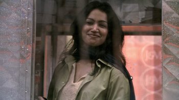 Movie still from “Man Push Cart” (2005), directed by Ramin Bahrani – A woman with long dark hair is standing outside; Close Up shot, Over the shoulder angle