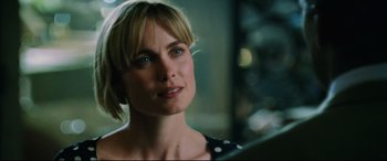 Movie still from “Man on Fire” (2004), directed by Tony Scott – A person with short blonde hair; Close Up shot, Over the shoulder angle