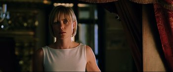 Movie still from “Man on Fire” (2004), directed by Tony Scott – A woman in a white top is standing in a room; Close Up shot, Low angle