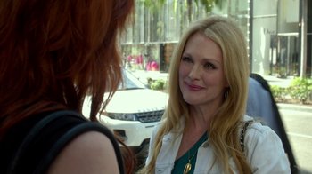 Movie still from “Maps to the Stars” (2014), directed by David Cronenberg – A woman talking to another woman in front of a building; Close Up shot, Over the shoulder angle