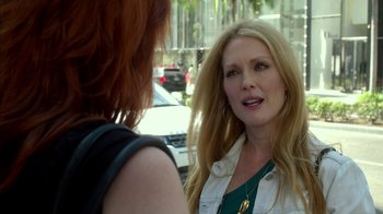 Movie still from “Maps to the Stars” (2014), directed by David Cronenberg – Two women talking to each other on the street; Close Up shot, Over the shoulder angle