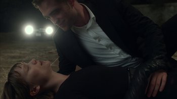 Movie still from “Maps to the Stars” (2014), directed by David Cronenberg – A man and a woman are sitting on the ground; Medium shot, Overhead angle