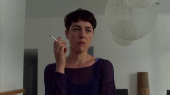 Movie still from “Maps to the Stars” (2014), directed by David Cronenberg – A woman is holding a cigarette in her hand; Close Up shot, Over the shoulder angle